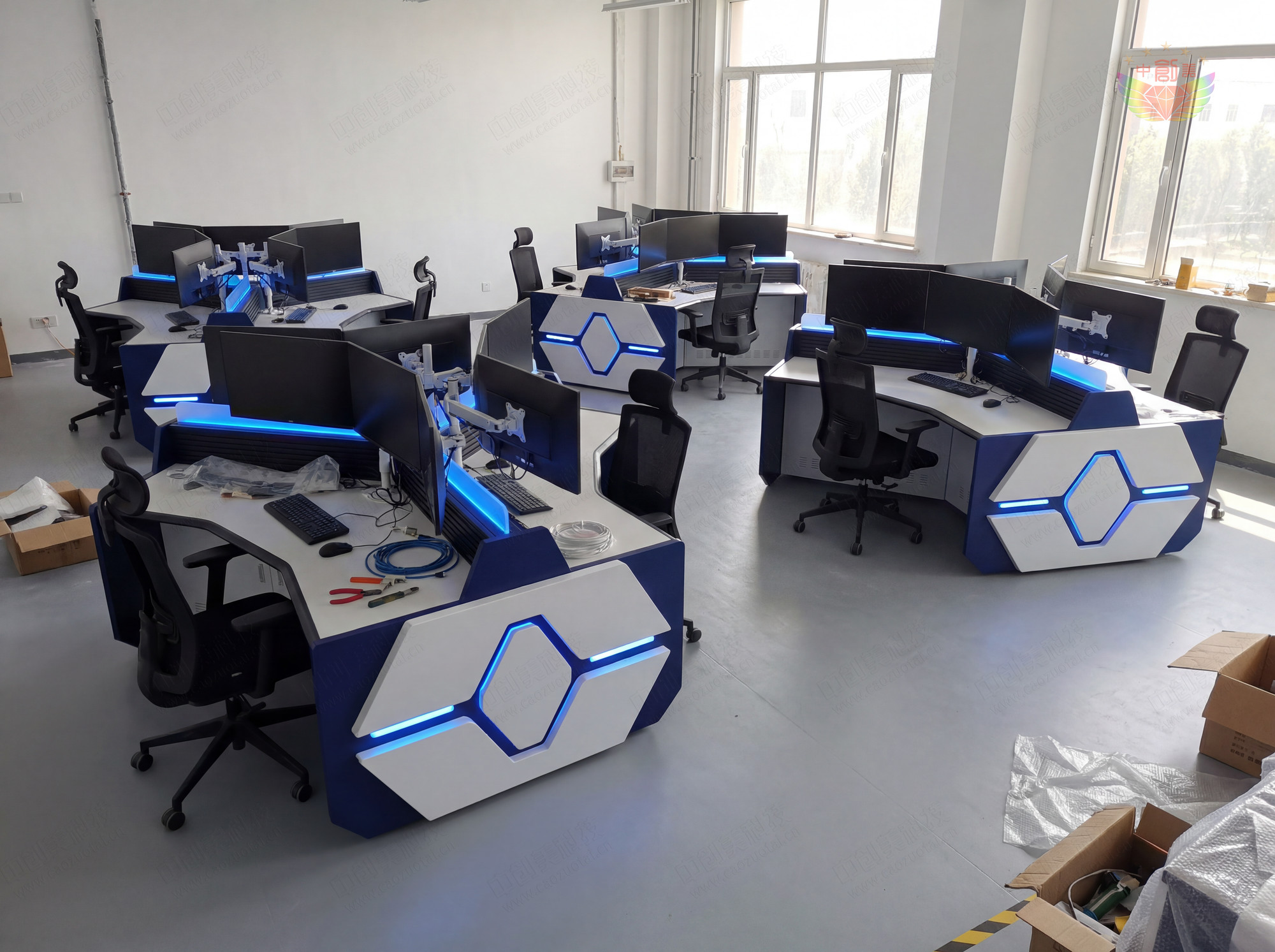 非對稱(chēng)流線(xiàn)型監控操作臺照片